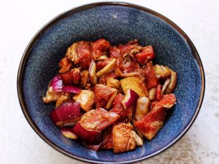 6、时蔬美味牛肉串,把所有的食材和调料搅拌均匀，腌制2小时左右。