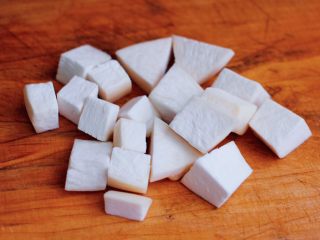 9、时蔬美味牛肉串,杏鲍菇洗净后用刀切成小块。