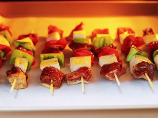 13、时蔬美味牛肉串,把做好的牛肉串放入东菱烤箱的中层。