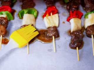 15、时蔬美味牛肉串,烤至15分钟后取出烤盘，将肉串两面刷上橄榄油，再撒上孜然粉，再次送入烤箱烤10分钟。