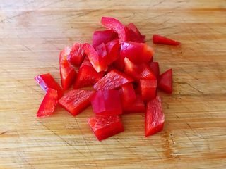2、糖醋藕丁,柿子椒切成丁。如果手头没有也可以不放,一是色泽好看,二是为了菜品营养更丰富。