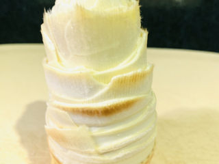 7、冬笋排骨汤,用刀削去外皮和老的部分；