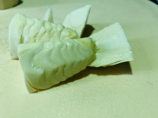 9、冬笋排骨汤,切成大块；