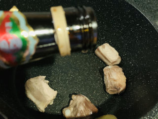 11、冬笋排骨汤,倒入排骨炒香，加点料酒；