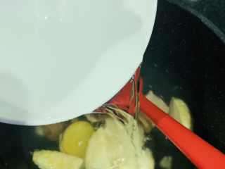 13、冬笋排骨汤,加入清水；