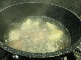 14、冬笋排骨汤,煮沸；