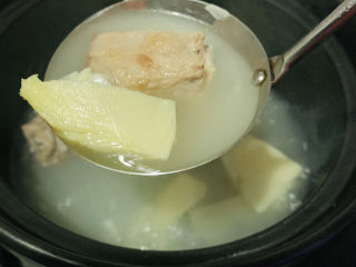 17、冬笋排骨汤,汤汁鲜白，就可以了；