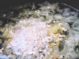 13、滋阴抗老 紫薯银耳粥,放入大米