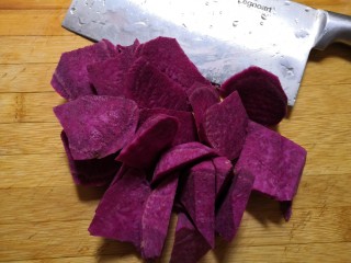 2、西米紫薯球,把去皮后的紫薯切成小块。