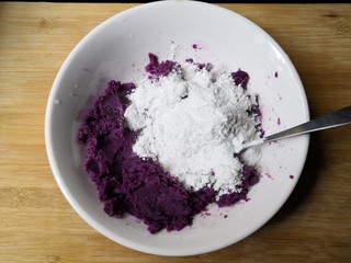 6、西米紫薯球,加入糯米粉，糯米粉分次一点点加入（不要一次倒进去）。