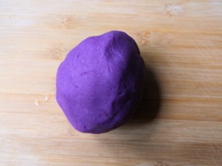 7、西米紫薯球,揉成团。