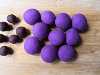 8、西米紫薯球,把揉好的团分成差不多大小的小团子，豆沙馅也撮成小团备用。