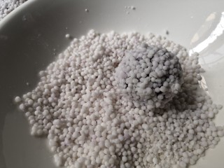 13、西米紫薯球,滚动紫薯球让西米沾满紫薯球。。