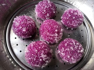 16、西米紫薯球,大火蒸开转中火蒸25～30分钟。