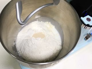 1、贝果汉堡包,把除黄油外的食材放入厨师机搅拌桶内。