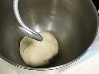 3、贝果汉堡包,继续揉至表面稍光滑，呈扩展阶段。