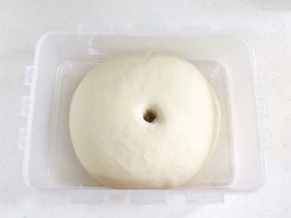 5、贝果汉堡包,面团发至原来的两倍大，手指沾粉戳洞，不回缩不塌陷即可。