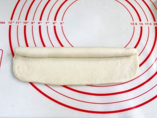 8、贝果汉堡包,从上往下轻轻卷起。