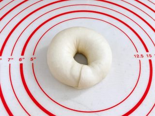 10、贝果汉堡包,用扁的一头裹住细的一头，做成圈形，收好口捏紧。