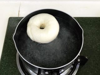 13、贝果汉堡包,正反面各煮30分钟，油纸遇热水后很容易撕开。