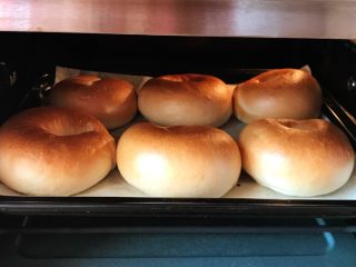 14、贝果汉堡包,煮好的面胚捞出沥干水分，放入烤盘中，入预热好的烤箱中层，上下火200度约15分钟