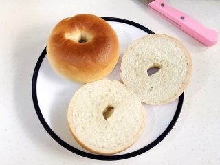 15、贝果汉堡包,在不粘锅内加入鸡蛋和火腿片，用中小火煎制下。