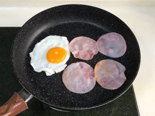 16、贝果汉堡包,把烤好的贝果横切一刀，但不要完全切断。