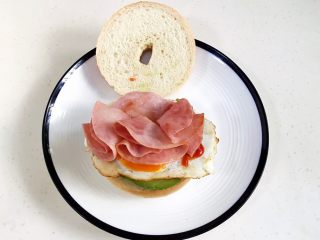 19、贝果汉堡包,最后放上对折好的香肠片即可。