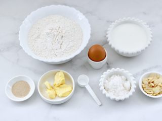 1、牛奶杏仁小餐包,首先备齐所有的食材并称重，黄油提前取出室温软化。