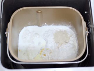 2、牛奶杏仁小餐包,把称重的所有食材，除去黄油全部放入面包机里和面10分钟。