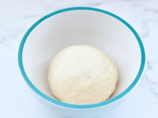 5、牛奶杏仁小餐包,面团放入容器里，盖上保鲜膜开始醒发。