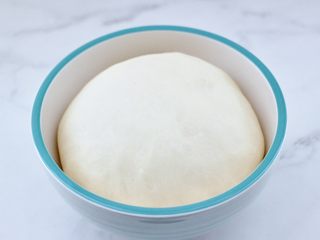 6、牛奶杏仁小餐包,醒发至原来的2.5倍大就可以咯。