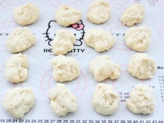 7、牛奶杏仁小餐包,把醒发好的面团排气揉匀后，分成16个小剂子，一个剂子约35克。