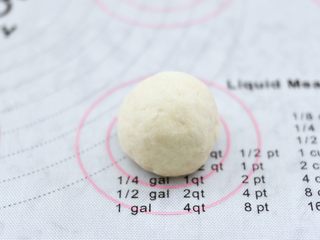 8、牛奶杏仁小餐包,把小剂子滚圆。