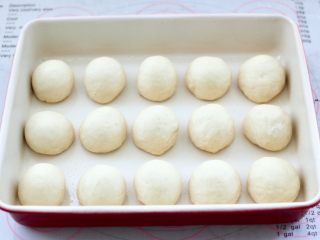 9、牛奶杏仁小餐包,做完所有的小剂子。放入模具中。