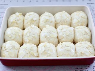 11、牛奶杏仁小餐包,均匀的撒上杏仁。