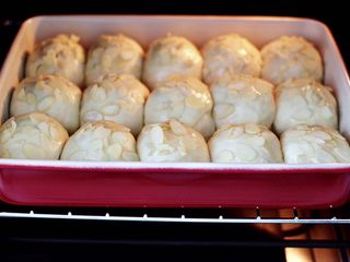 12、牛奶杏仁小餐包,烤箱170度提前预热10分钟，把小餐包放入烤箱中层。