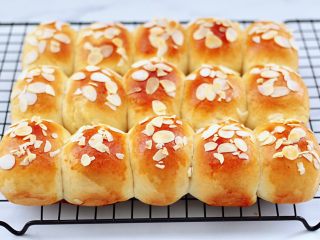 13、牛奶杏仁小餐包,出炉咯，马上脱模放到架子上晾凉后就可以享用了。