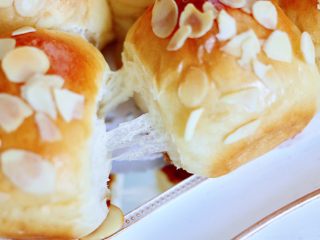 14、牛奶杏仁小餐包,奶香浓郁超好吃，吃上一口就停不下来了，看看还拉丝哟～