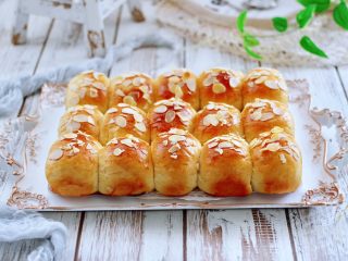 15、牛奶杏仁小餐包,好吃又做法简单，集美们快来一起试试吧～