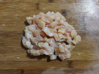 2、香香鸡肉圆,切成丁，剁成肉糜