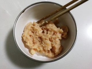 4、香香鸡肉圆,肉糜放入碗中