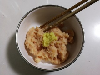 5、香香鸡肉圆,放入姜末