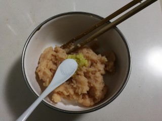 6、香香鸡肉圆,放入一小勺盐