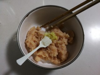 7、香香鸡肉圆,放入一小勺糖