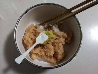 8、香香鸡肉圆,放入少许味精