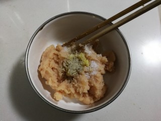 9、香香鸡肉圆,放入少许白胡椒粉