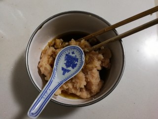 11、香香鸡肉圆,放入适量清水