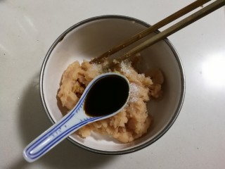 10、香香鸡肉圆,放入一勺生抽