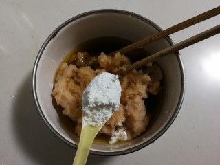 12、香香鸡肉圆,放入两勺玉米淀粉